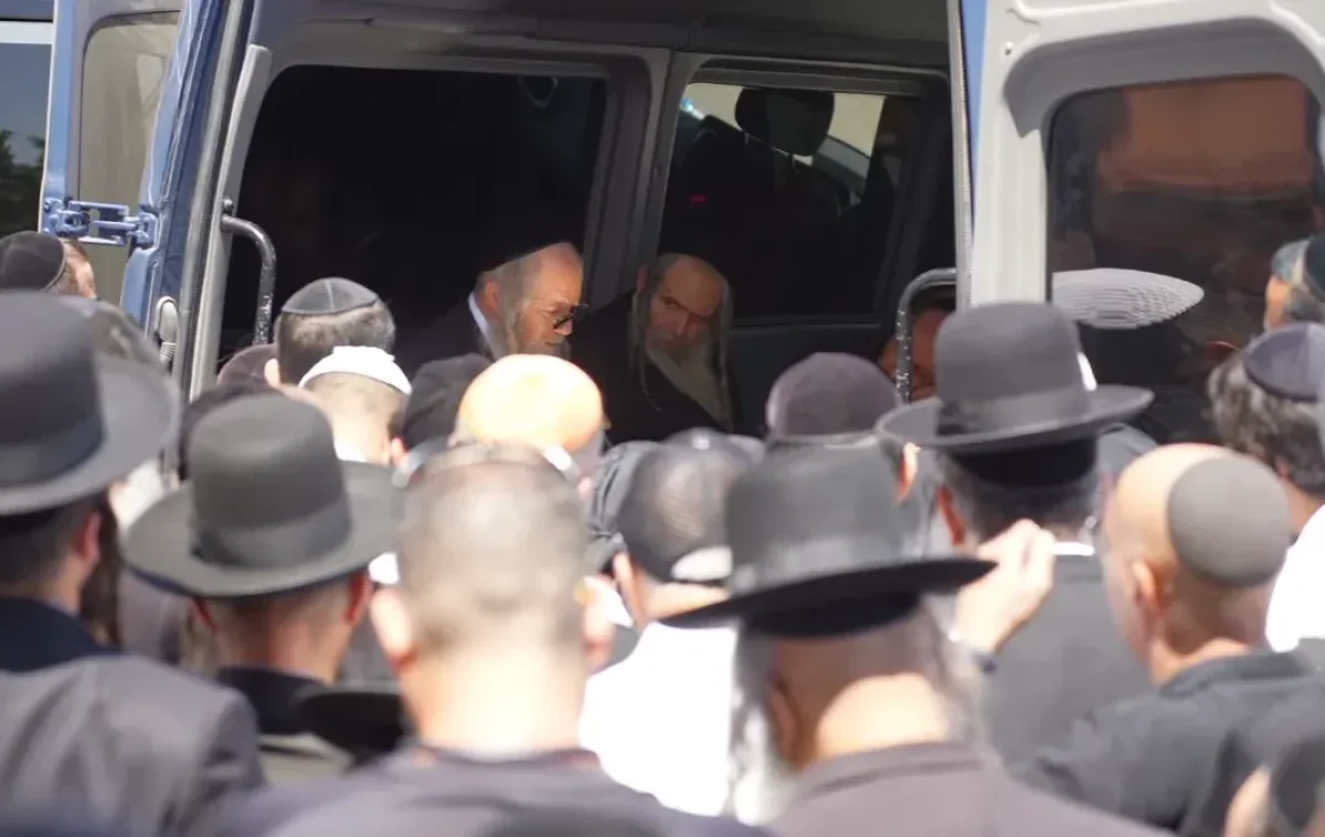 נפרדים בדמעות: מסע הלוויה של נכד הרב שלום ארוש | שידור חוזר