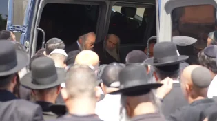 נפרדים בדמעות: מסע הלוויה של נכד הרב שלום ארוש | שידור חוזר