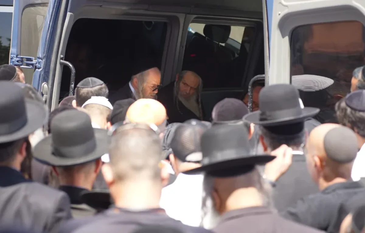נפרדים בדמעות: מסע הלוויה של נכד הרב שלום ארוש | שידור חי
