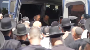 נפרדים בדמעות: מסע הלוויה של נכד הרב שלום ארוש | שידור חוזר