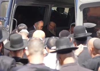 נפרדים בדמעות: מסע הלוויה של נכד הרב שלום ארוש | שידור חי