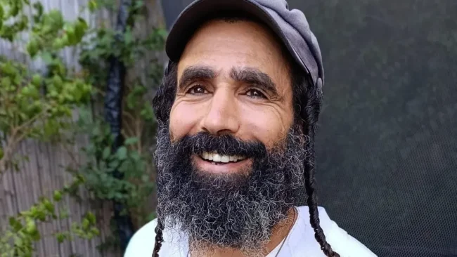 אחרי 13 שנה: רון אהרן קרס חוזר עם "הללוי-ה" בעיבוד רגאיי חדש