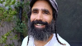 אחרי 13 שנה: רון אהרן קרס חוזר עם "הללוי-ה" בעיבוד רגאיי חדש