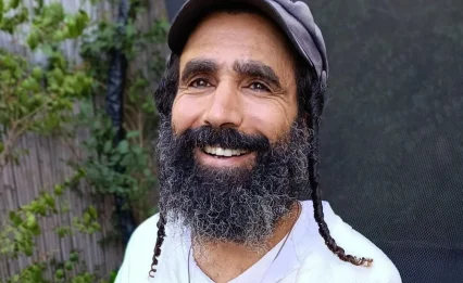 אחרי 13 שנה: רון אהרן קרס חוזר עם "הללוי-ה" בעיבוד רגאיי חדש