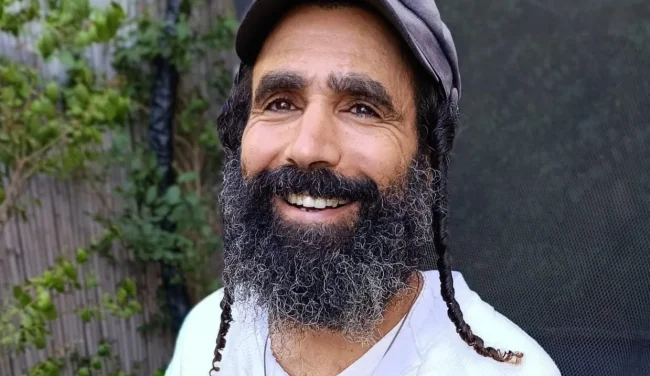 אחרי 13 שנה: רון אהרן קרס חוזר עם "הללוי-ה" בעיבוד רגאיי חדש
