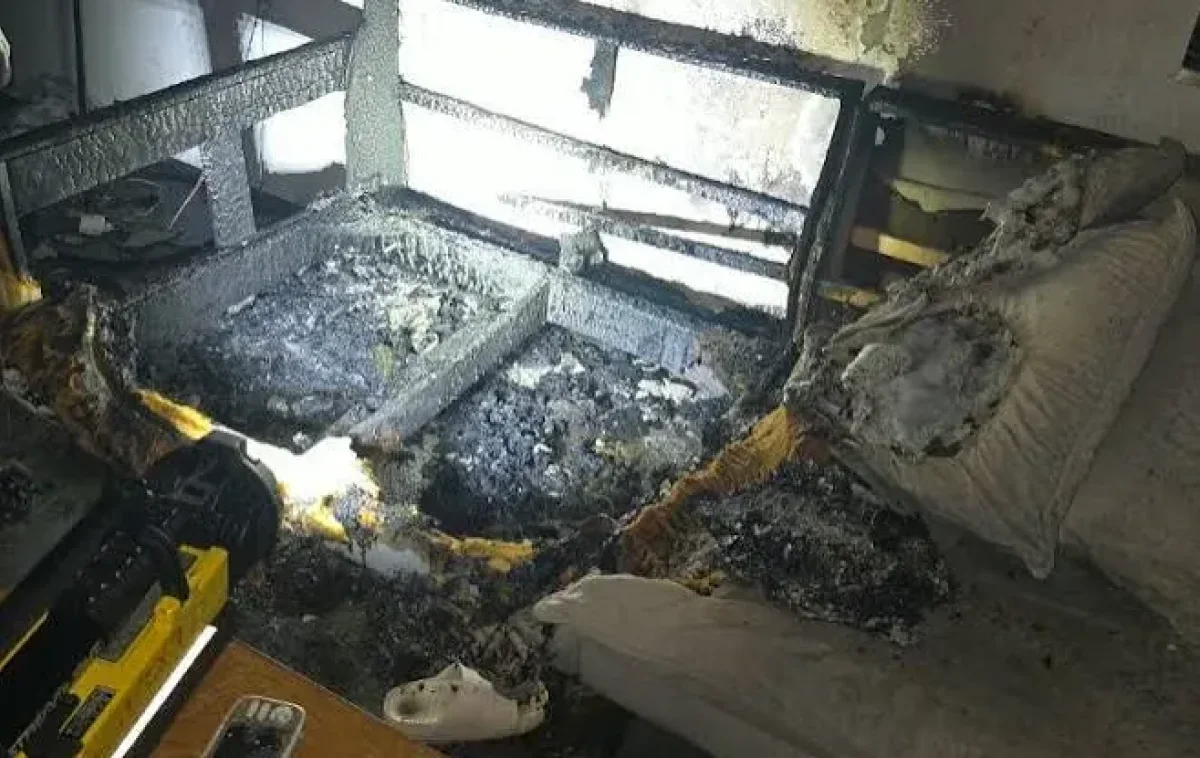 זוג ותינוק חולצו בלילה בשלום מדירתם הבוערת. הסיבה - מחשב נייד