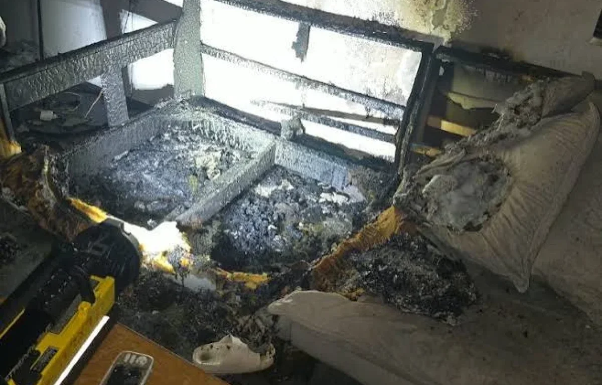 זוג ותינוק חולצו בלילה בשלום מדירתם הבוערת. הסיבה - מחשב נייד