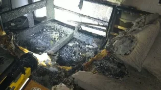 זוג ותינוק חולצו בלילה בשלום מדירתם הבוערת. הסיבה - מחשב נייד