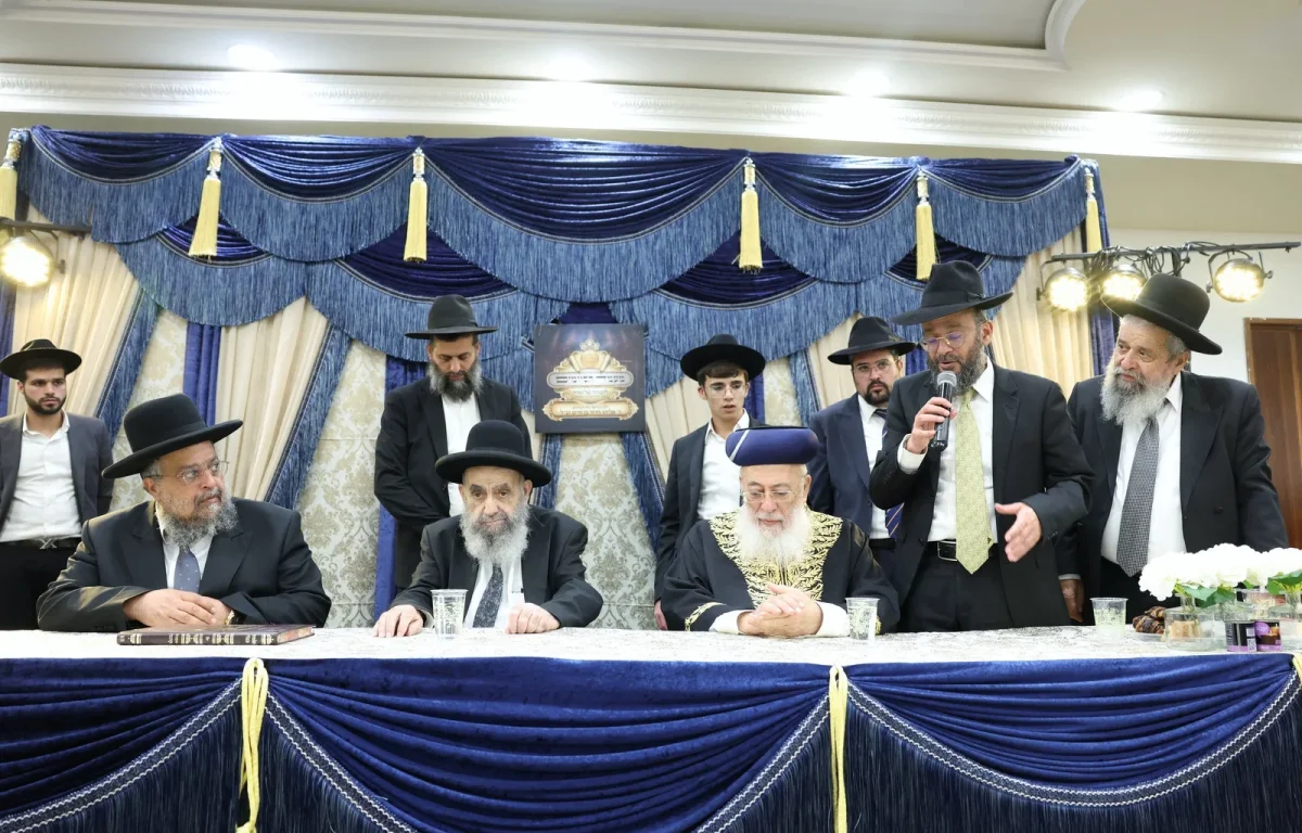 עשרות סיומי מסכת במעמד מרומם בבית המדרש "תפארת וגדולה" (צילום: יעקב כהן) עשרות סיומי מסכת במעמד מרומם בבית המדרש "תפארת וגדולה" (צילום: יעקב כהן)