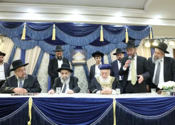 עשרות סיומי מסכת במעמד מרומם בבית המדרש "תפארת וגדולה" (צילום: יעקב כהן) עשרות סיומי מסכת במעמד מרומם בבית המדרש "תפארת וגדולה" (צילום: יעקב כהן)