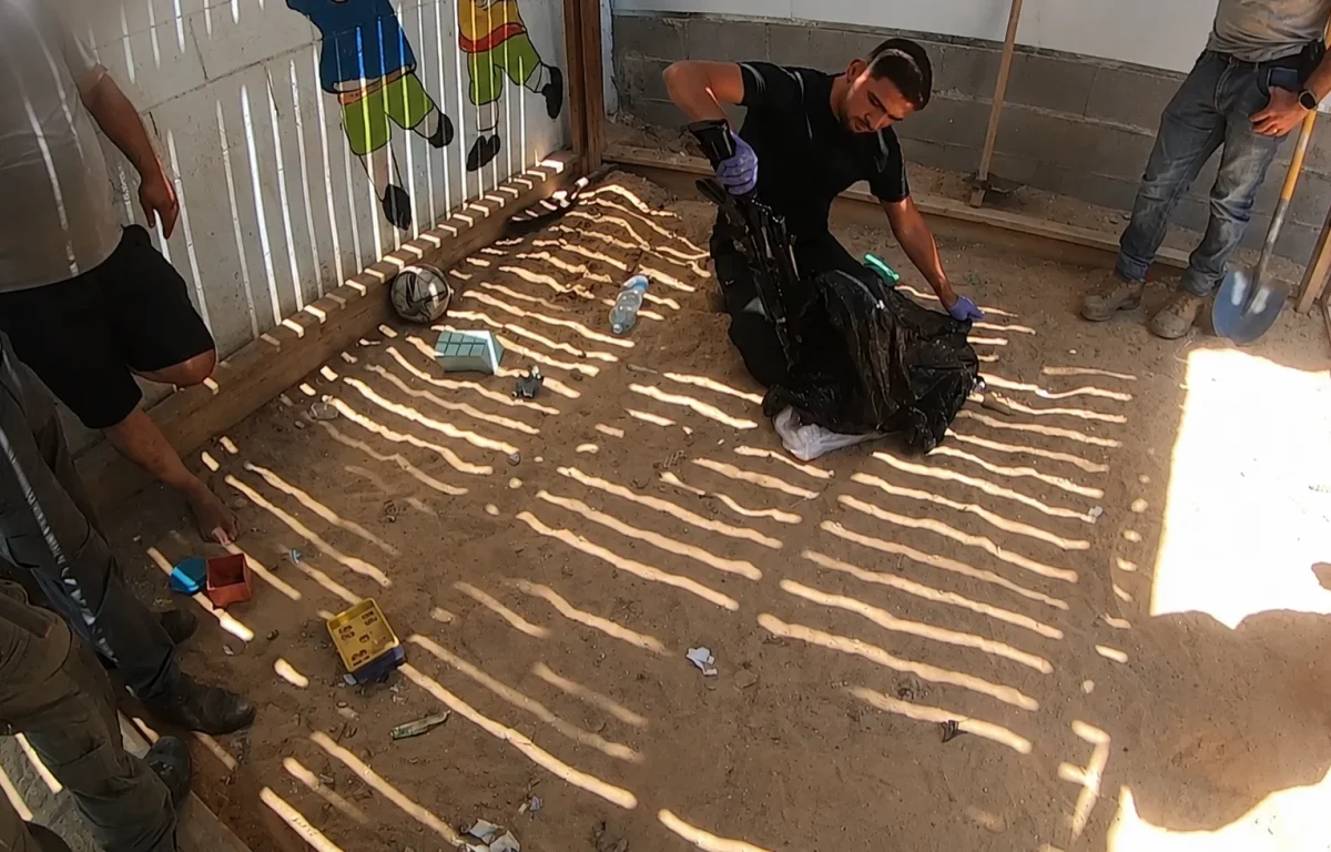 בתוך ארגז החול של הילדים: הנשק המסוכן שנחשף ברהט - חשוד נעצר בתוך ארגז החול של הילדים: הנשק המסוכן שנחשף ברהט - חשוד נעצר