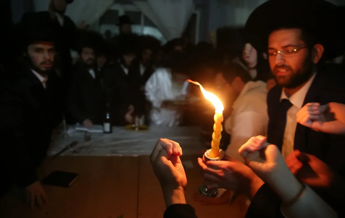 למה מסתכלים על הציפורניים בהבדלה? הסוד שמובא בזוהר הקדוש