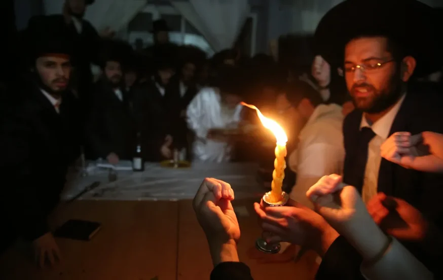 למה מסתכלים על הציפורניים בהבדלה? הסוד שמובא בזוהר הקדוש למה מסתכלים על הציפורניים בהבדלה? הסוד שמובא בזוהר הקדוש