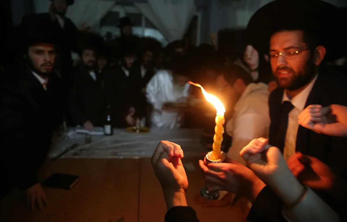 למה מסתכלים על הציפורניים בהבדלה? הסוד שמובא בזוהר הקדוש