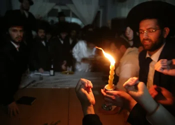 למה מסתכלים על הציפורניים בהבדלה? הסוד שמובא בזוהר הקדוש
