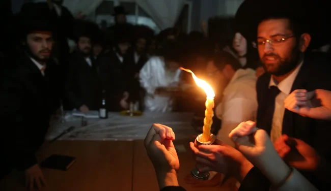 למה מסתכלים על הציפורניים בהבדלה? הסוד שמובא בזוהר הקדוש