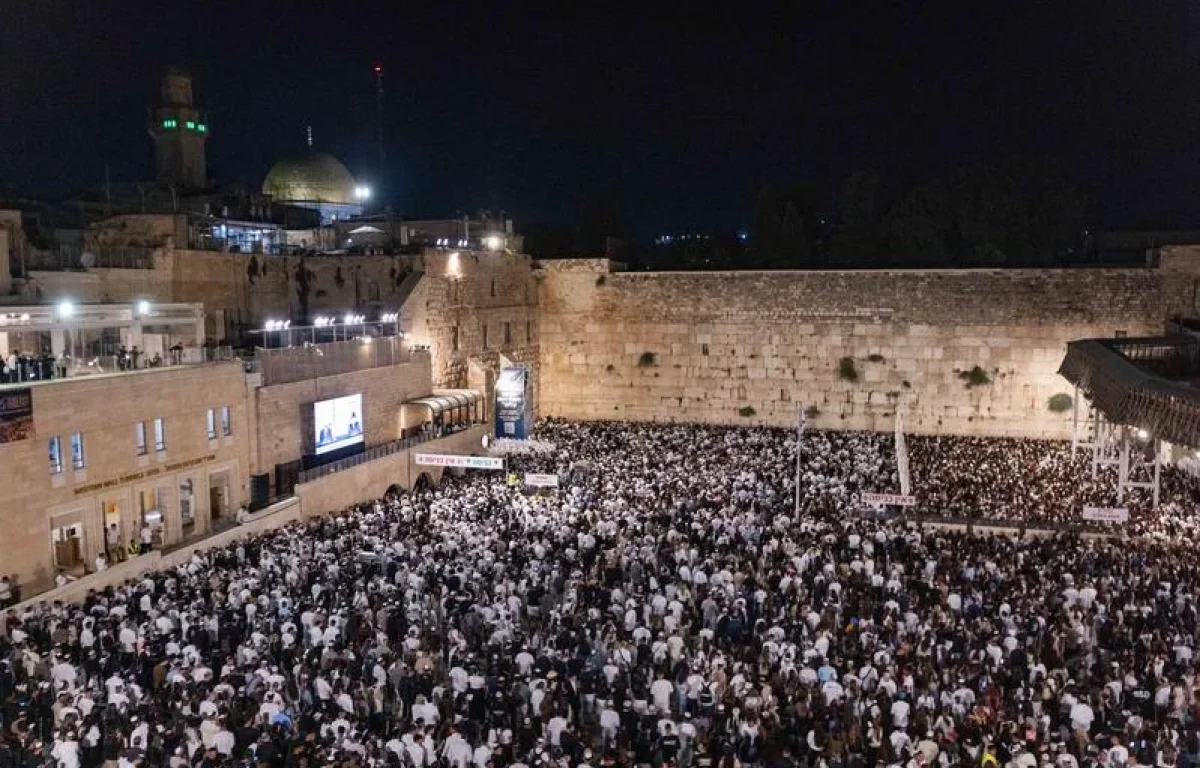 שנה עברה, חלפה: רבבות פתחו את חודש הרחמים בסליחות בכותל שנה עברה, חלפה: רבבות פתחו את חודש הרחמים בסליחות בכותל