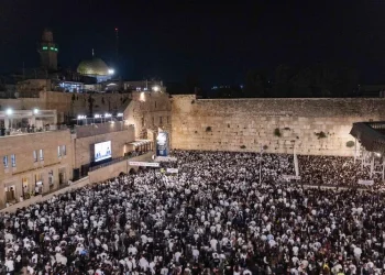 שנה עברה, חלפה: רבבות פתחו את חודש הרחמים בסליחות בכותל שנה עברה, חלפה: רבבות פתחו את חודש הרחמים בסליחות בכותל