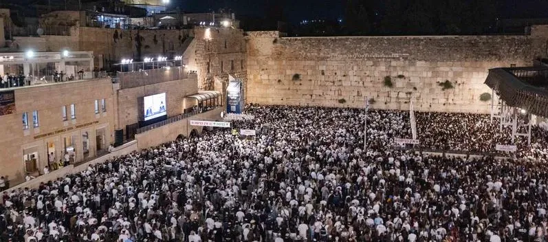 שנה עברה, חלפה: רבבות פתחו את חודש הרחמים בסליחות בכותל