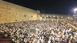 שנה עברה, חלפה: רבבות פתחו את חודש הרחמים בסליחות בכותל
