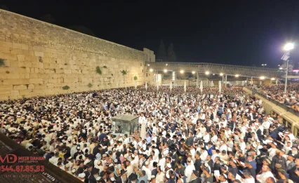 שנה עברה, חלפה: רבבות פתחו את חודש הרחמים בסליחות בכותל