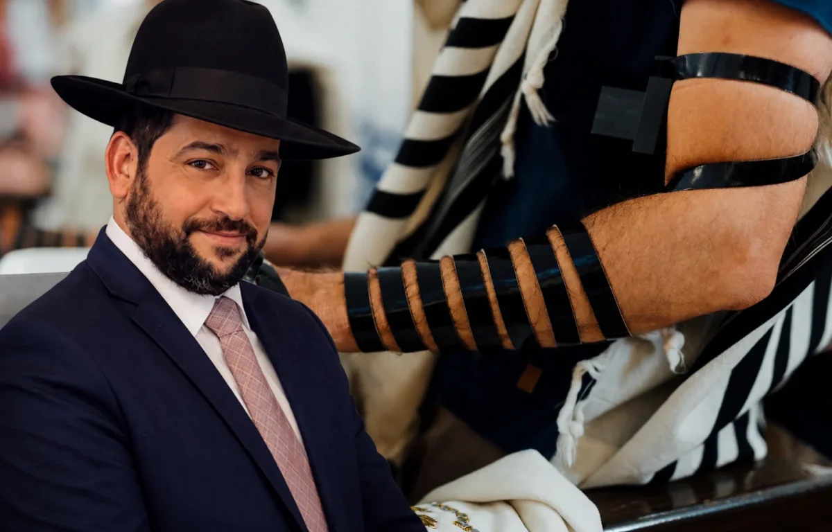 בגיל 28 הנחתי תפילין לראשונה, ואז הרב הפתיע אותי ברחוב בגיל 28 הנחתי תפילין לראשונה, ואז הרב הפתיע אותי ברחוב