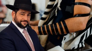 בגיל 28 הנחתי תפילין לראשונה, ואז הרב הפתיע אותי ברחוב