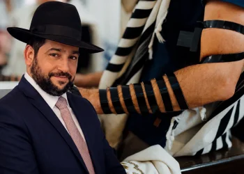 בגיל 28 הנחתי תפילין לראשונה, ואז הרב הפתיע אותי ברחוב בגיל 28 הנחתי תפילין לראשונה, ואז הרב הפתיע אותי ברחוב