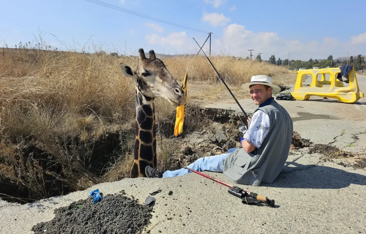 כוחות ההצלה הוזעקו לחלץ ג'ירפה מבור: כשהגיעו למקום הם נדהמו כוחות ההצלה הוזעקו לחלץ ג'ירפה מבור: כשהגיעו למקום הם נדהמו