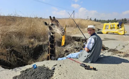 כוחות ההצלה הוזעקו לחלץ ג'ירפה מבור: כשהגיעו למקום הם נדהמו