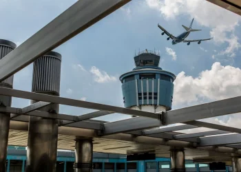 כשכסף כן גדל על העצים: חיפשו מתנת יום נישואין והלכו לבחור מטוס כשכסף כן גדל על העצים: חיפשו מתנת יום נישואין והלכו לבחור מטוס