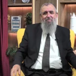 הכוח שמרומם בית שלם: מסירות הנפש של האם לתורה