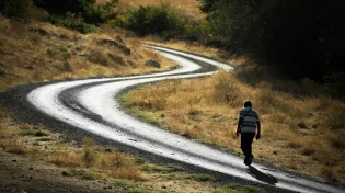 העבר לא קובע מי תהיו: הטעות שמשאירה אנשים תקועים במקום