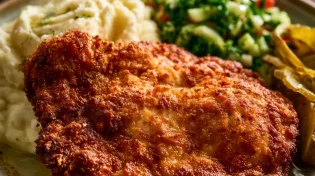 המנה המושלמת: שניצל קריספי עם פירה והטריק שהופך אותו לממכר