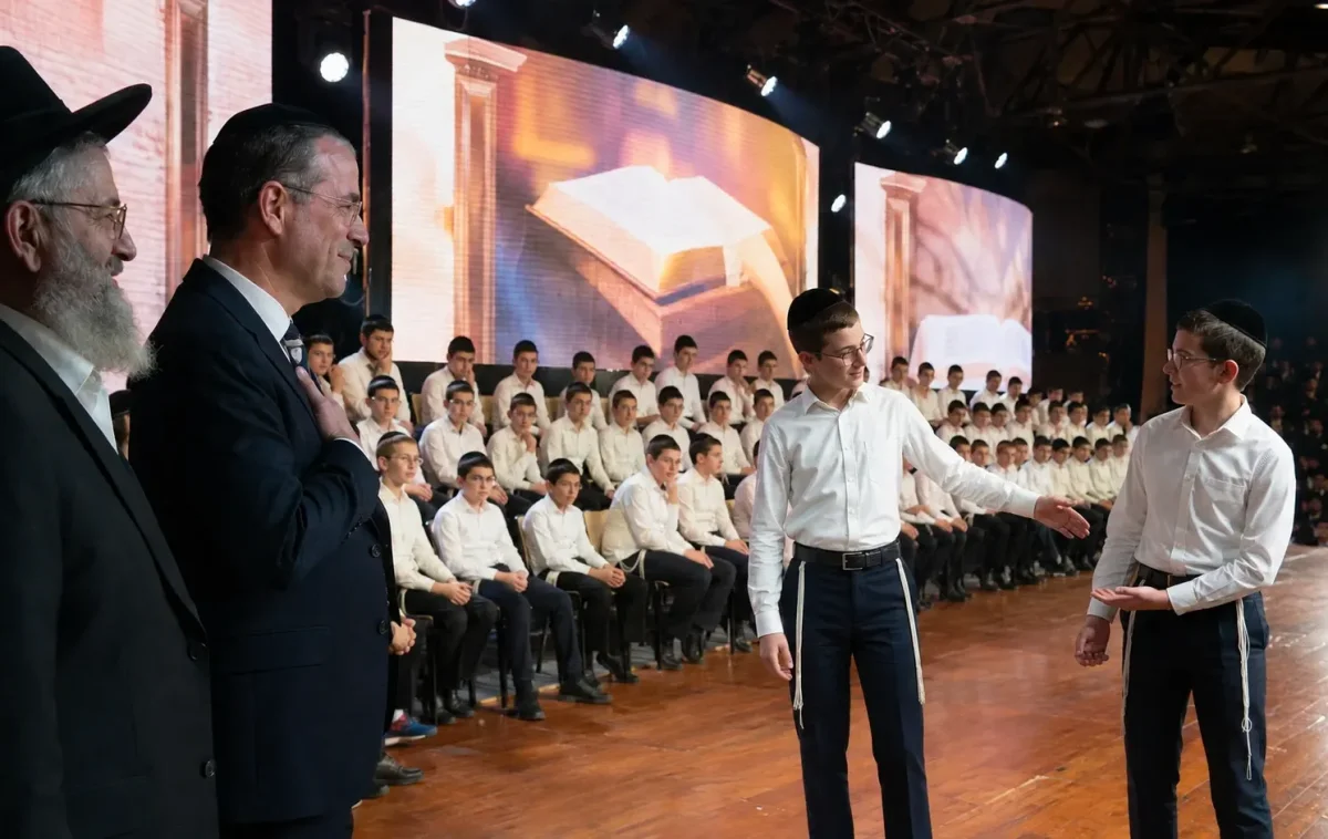 התלמיד גילה שעלה בטעות לבמה - התגובה שלו הפתיעה אפילו את המנהל התלמיד גילה שעלה בטעות לבמה - התגובה שלו הפתיעה אפילו את המנהל
