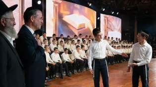 התלמיד גילה שעלה בטעות לבמה - התגובה שלו הפתיעה אפילו את המנהל