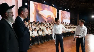 התלמיד גילה שעלה בטעות לבמה - התגובה שלו הפתיעה אפילו את המנהל
