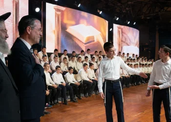 התלמיד גילה שעלה בטעות לבמה - התגובה שלו הפתיעה אפילו את המנהל התלמיד גילה שעלה בטעות לבמה - התגובה שלו הפתיעה אפילו את המנהל