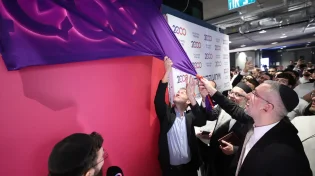 מרגש: מעמד הסרת הלוט בכניסה למשרדי האולפנים החדשים