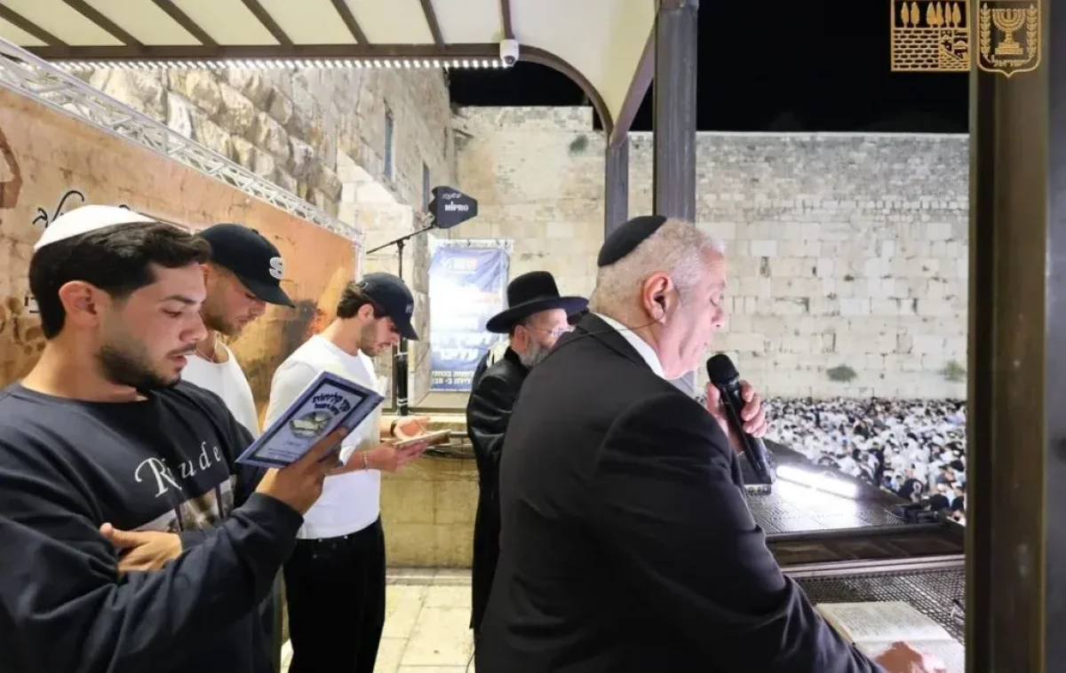 רבבות בסליחות בכותל: שורדי השבי נשאו תפילת הודיה מרגשת