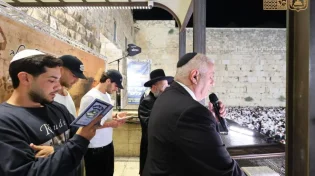 רבבות בסליחות בכותל: שורדי השבי נשאו תפילת הודיה מרגשת