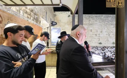 רבבות בסליחות בכותל: שורדי השבי נשאו תפילת הודיה מרגשת