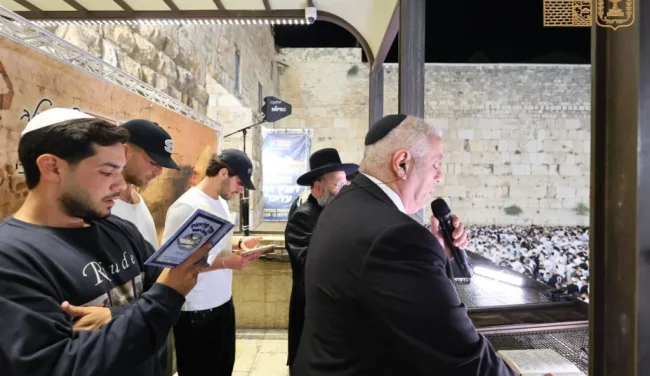רבבות בסליחות בכותל: שורדי השבי נשאו תפילת הודיה מרגשת
