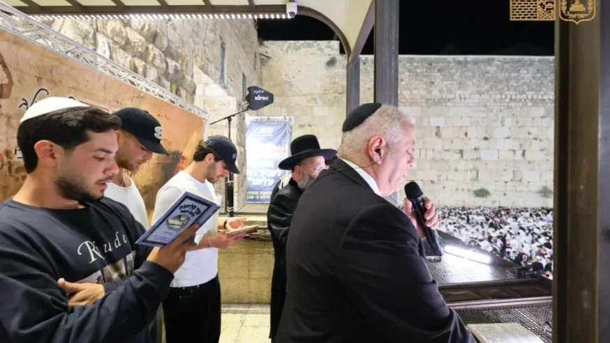 רבבות בסליחות בכותל: שורדי השבי נשאו תפילת הודיה מרגשת רבבות בסליחות בכותל: שורדי השבי נשאו תפילת הודיה מרגשת