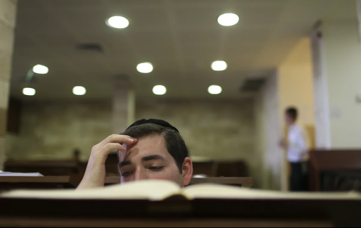 הוא לא ידע לפתוח ספר, שנים אחר כך עלה למסור דבר תורה הוא לא ידע לפתוח ספר, שנים אחר כך עלה למסור דבר תורה
