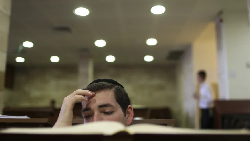 הוא לא ידע לפתוח ספר, שנים אחר כך עלה למסור דבר תורה הוא לא ידע לפתוח ספר, שנים אחר כך עלה למסור דבר תורה