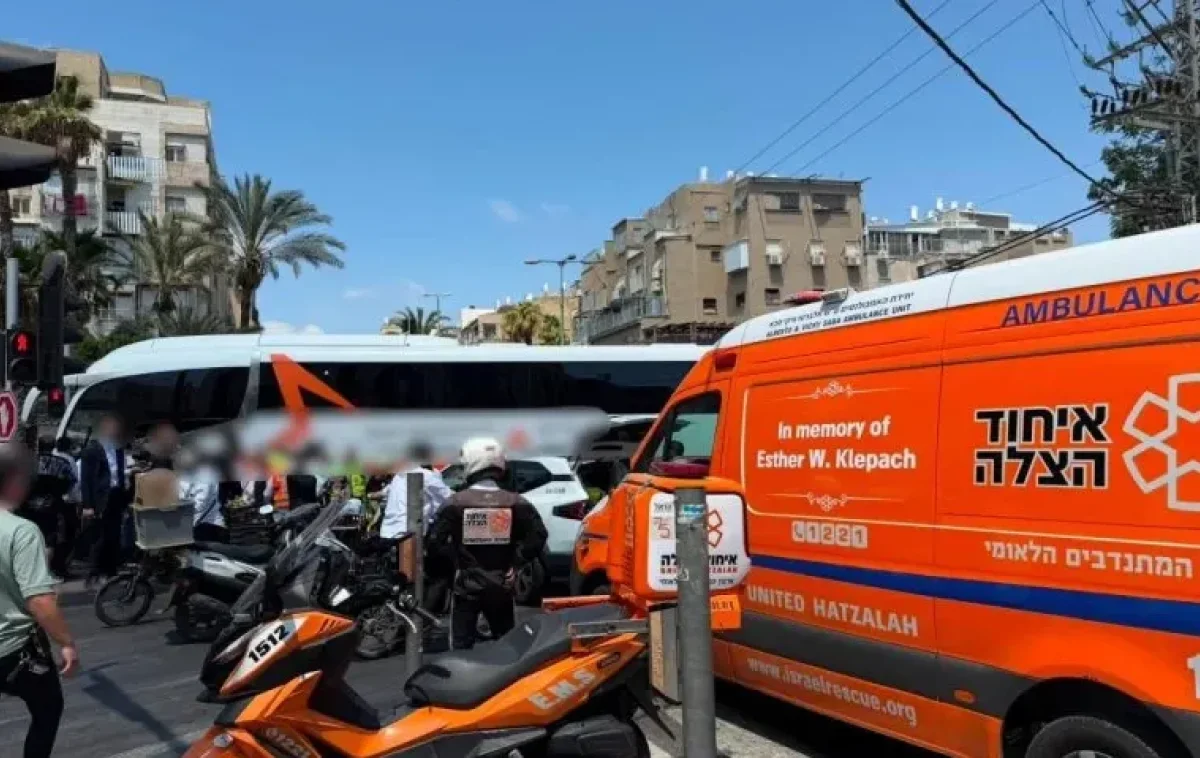 תאונה קשה בבני ברק: בן 7 נלכד מתחת לאוטובוס ופונה במצב קשה