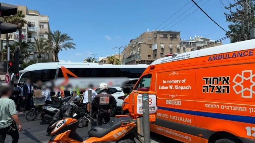 תאונה קשה בבני ברק: בן 7 נלכד מתחת לאוטובוס ופונה במצב קשה