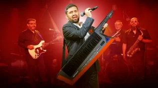 שימי יונייב עובר לקדמת הבמה וחושף את "שירת המנגן"