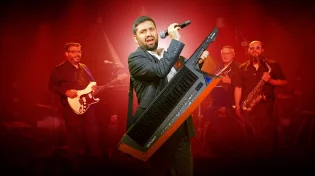 שימי יונייב עובר לקדמת הבמה וחושף את "שירת המנגן"
